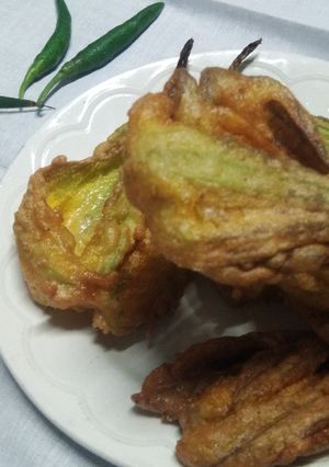 कद्दू के फूल के पकौड़े (Kaddu ke phool ke pakode recipe in Hindi) रेसिपी मुख्य फोटो