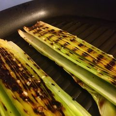 A picture of Grilled garlic leeks.
