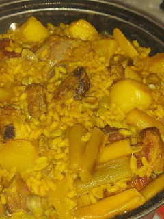 Una foto de Arroz meloso con costillas. Patatas y habas