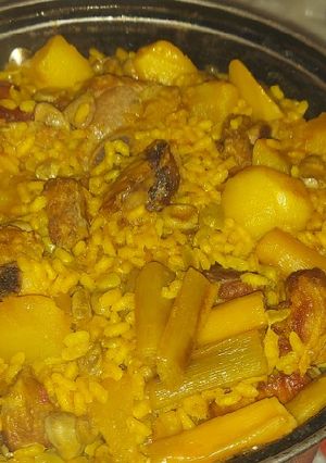 Una foto de Arroz meloso con costillas. Patatas y habas