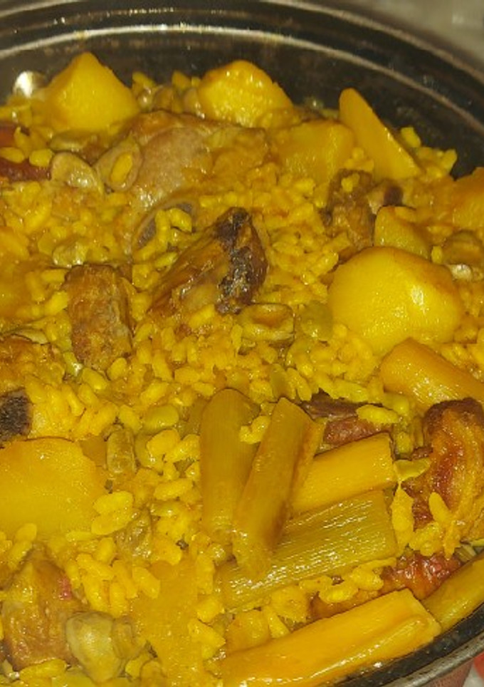 Una foto de Arroz meloso con costillas. Patatas y habas