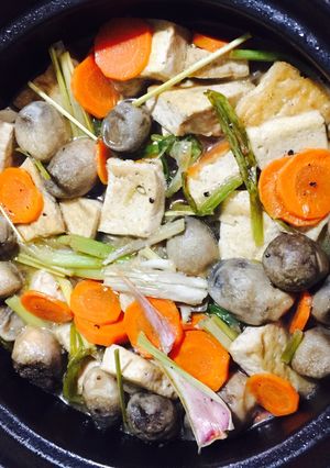Hình của món Đậu hủ, nấm rơm, cà rốt kho tộ.