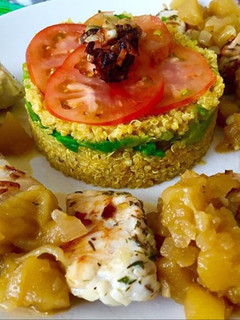 Una foto de Pollo con chutney de manzana y quinoa