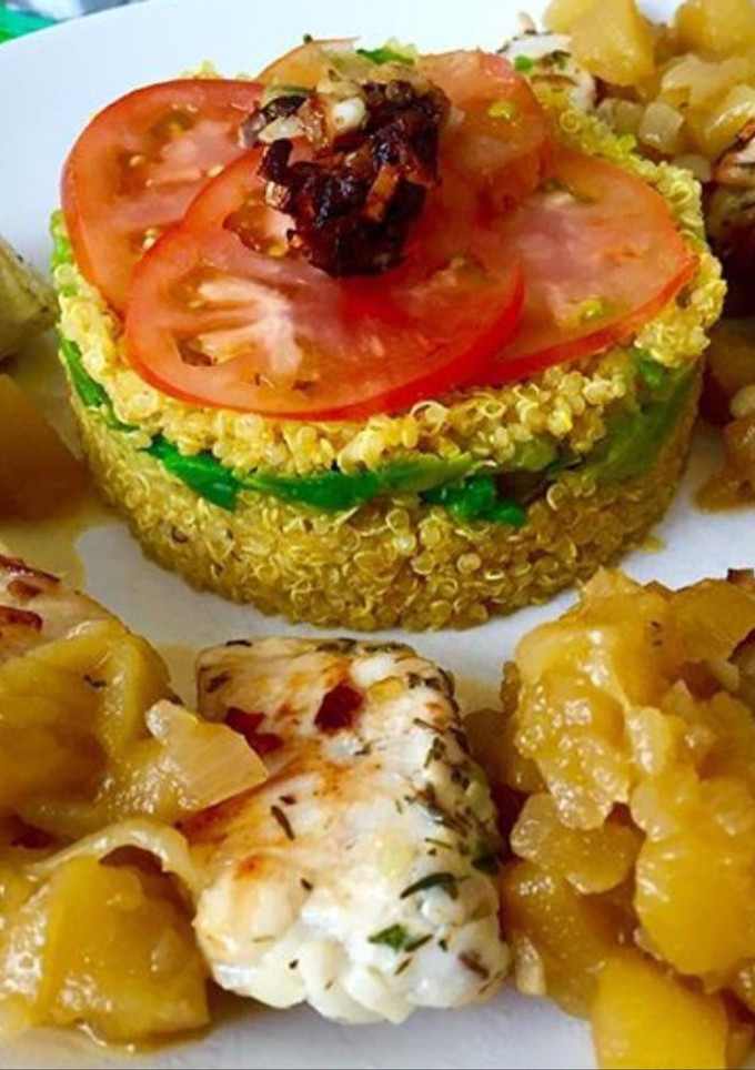Una foto de Pollo con chutney de manzana y quinoa