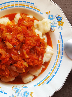 Una foto de Ñoquis de papa (Con almidón de maíz y harina de arroz) y salsa de tomate! (SIN GLUTEN, SIN LACTOSA)