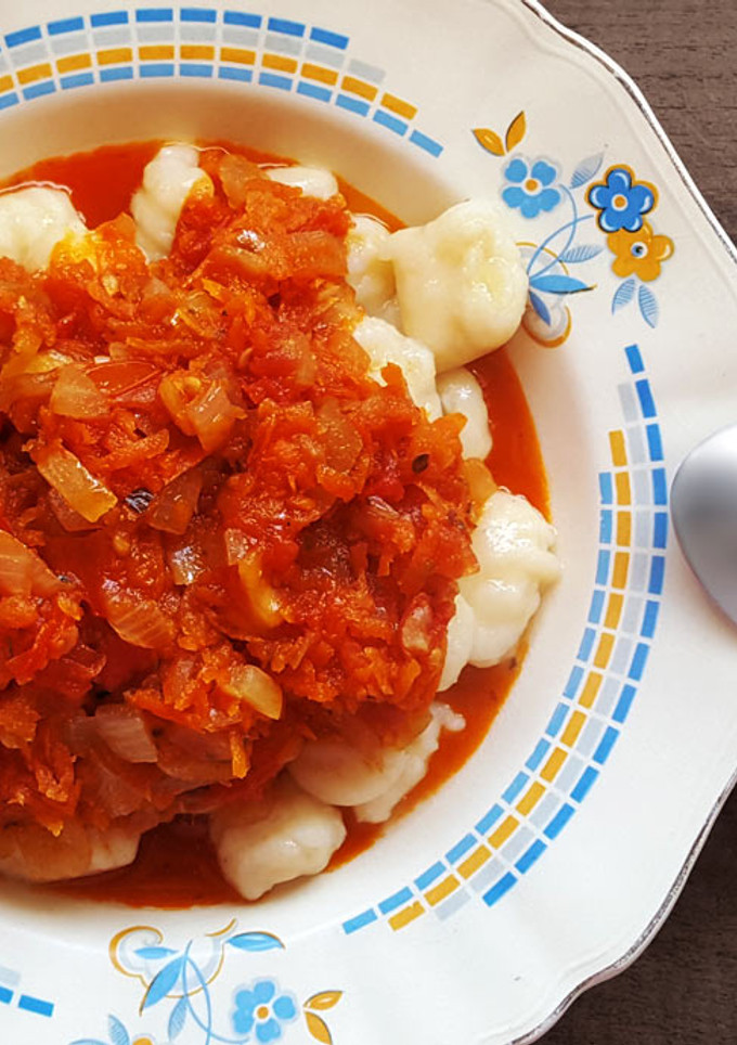 Una foto de Ñoquis de papa (Con almidón de maíz y harina de arroz) y salsa de tomate! (SIN GLUTEN, SIN LACTOSA)