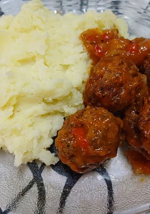 Una foto de Albóndigas de carne en freidora de aire con puré de papas