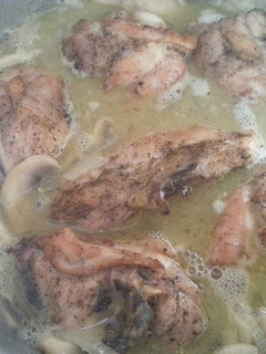 Una foto de Pollo con nueces y champiñones