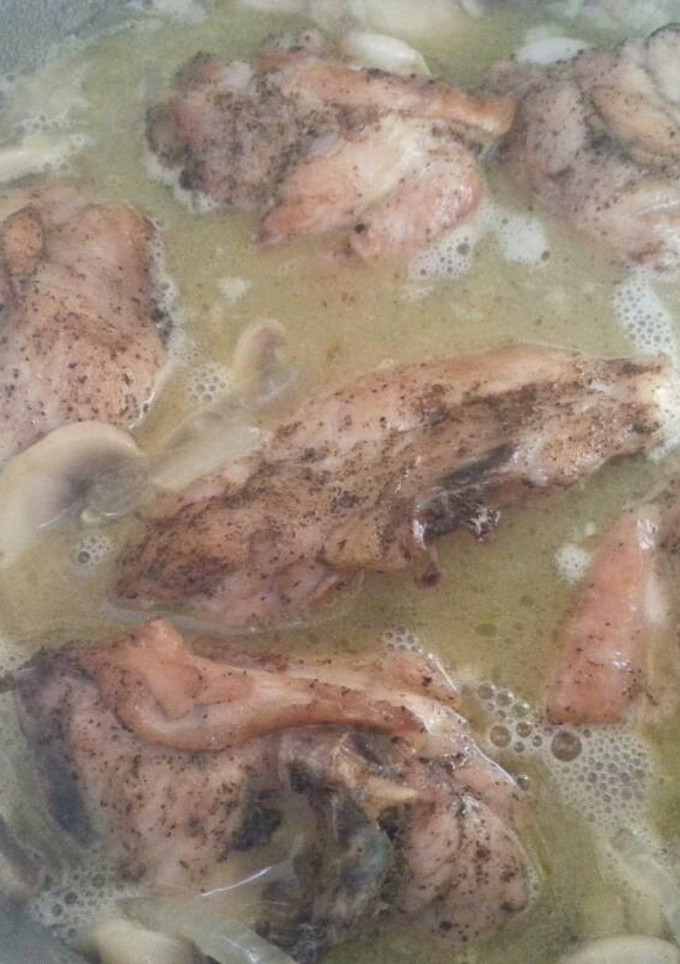 Una foto de Pollo con nueces y champiñones
