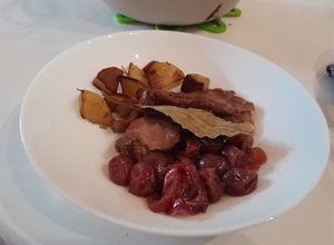 Une photo de Canard mariné aux cerises et pommes de terres gourmandes