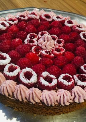Une photo de Tarte à la framboise et chantilly mascarpone/framboise, sablé breton