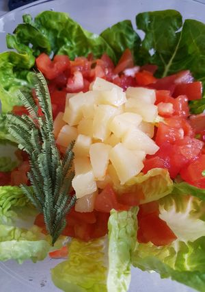 Una foto de Ensalada de tomate y piña