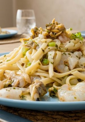 Una foto de Tallarines Templados al Estilo Ceviche Cítrico de Marisco