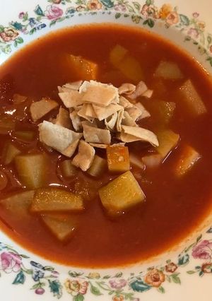 Una foto de Sopa de chayotes en chile guajillo