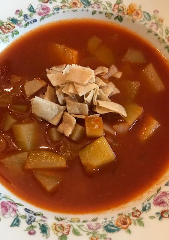 Una foto de Sopa de chayotes en chile guajillo