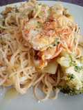 Espaguetis finos con gambones y brócoli