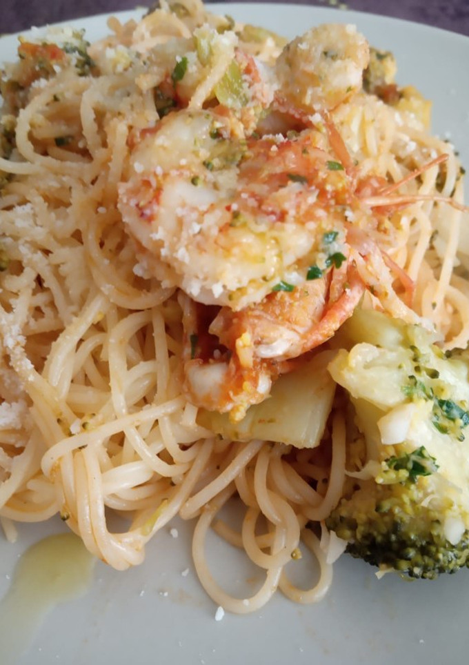 Una foto de Espaguetis finos con gambones y brócoli