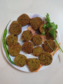 बाजरीची कुरकुरीत कोथिंबीर वडी (kothimbir wadi recipe in marathi) रेसिपी चे मुख्य फोटो