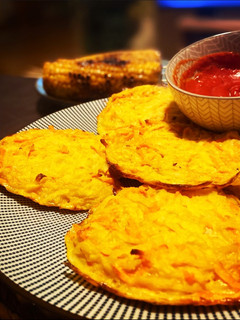 Una foto de Tortillitas de patatas y zanahorias con salsa de tomate picante 🌶