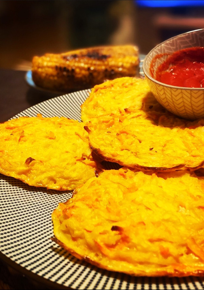 Una foto de Tortillitas de patatas y zanahorias con salsa de tomate picante 🌶