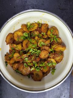 कच्च्या केळाची भाजी (kachhi keli bhaji recipe in marathi) रेसिपी चे मुख्य फोटो 