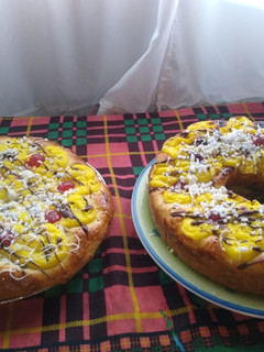 Una foto de Rosca de Pascua con crema pastelera