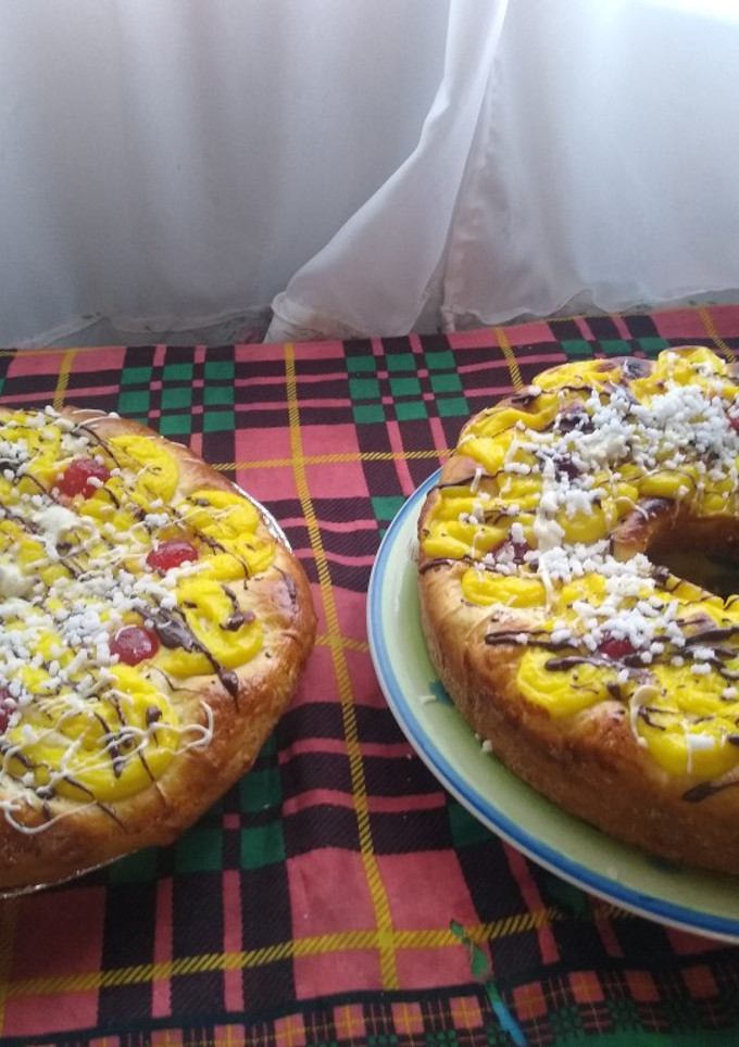 Una foto de Rosca de Pascua con crema pastelera