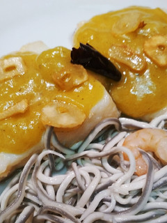 Una foto de Bacalao al pil pil con gulas y gambas (rápido y fácil)