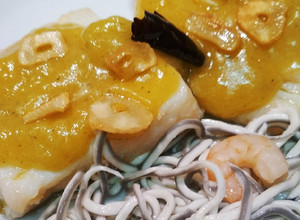 Foto principal de Bacalao al pil pil con gulas y gambas (rápido y fácil)