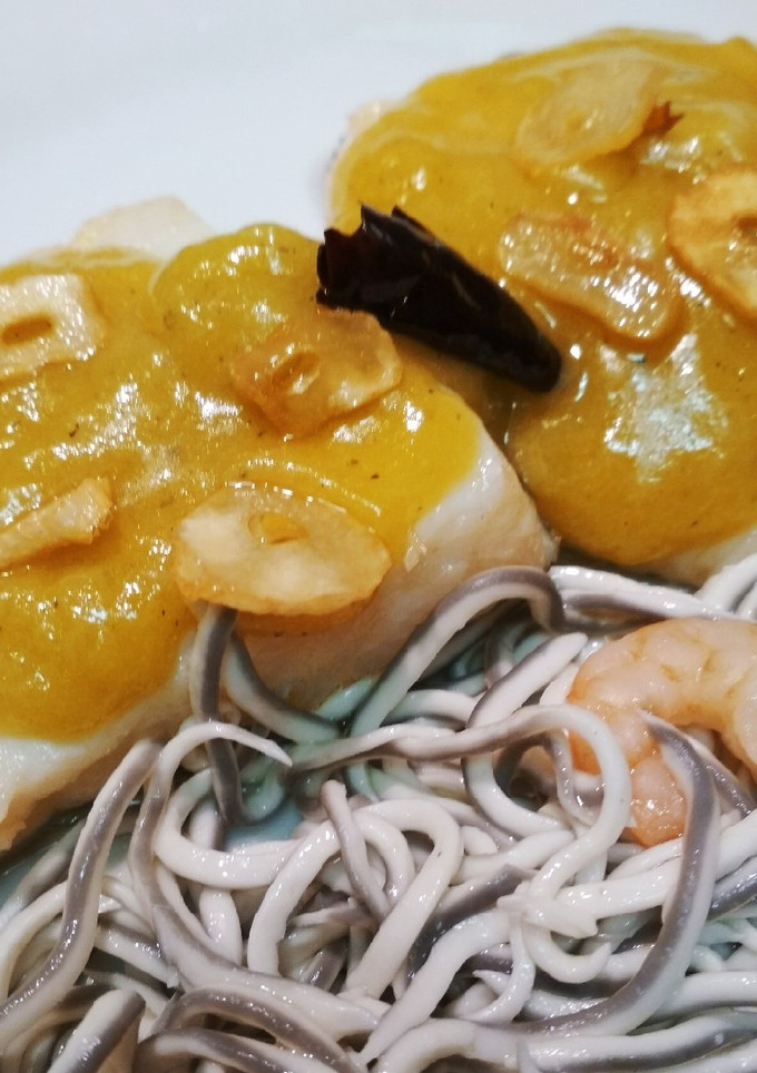 Una foto de Bacalao al pil pil con gulas y gambas (rápido y fácil)