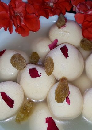 मिनी रसगुल्ला (mini rasgulla recipe in Hindi) रेसिपी मुख्य फोटो