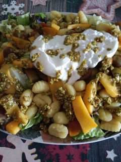 Una foto de Ensalada templada de gnocchis y melocotón