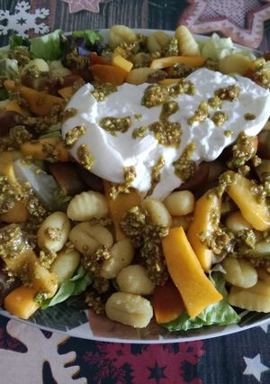 Una foto de Ensalada templada de gnocchis y melocotón