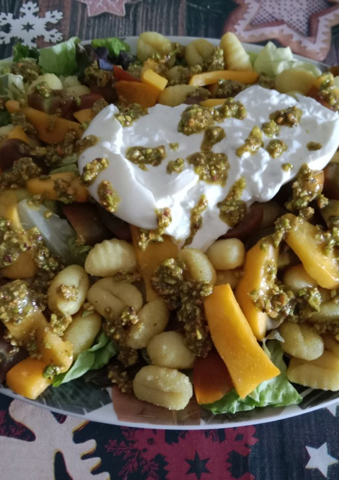 Una foto de Ensalada templada de gnocchis y melocotón