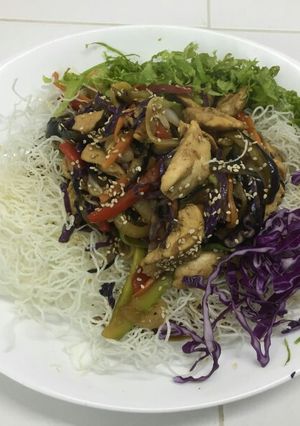Una foto de Wok de pollo