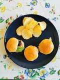 Tartine con mini hamburguer di salmone