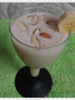 बनाना मिल्क शेक (banana milkshake recipe in marathi) रेसिपी चे मुख्य फोटो 