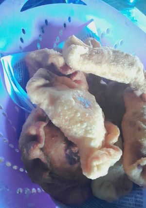Una foto de Pasteles fritos con dulce de membrillo.😋