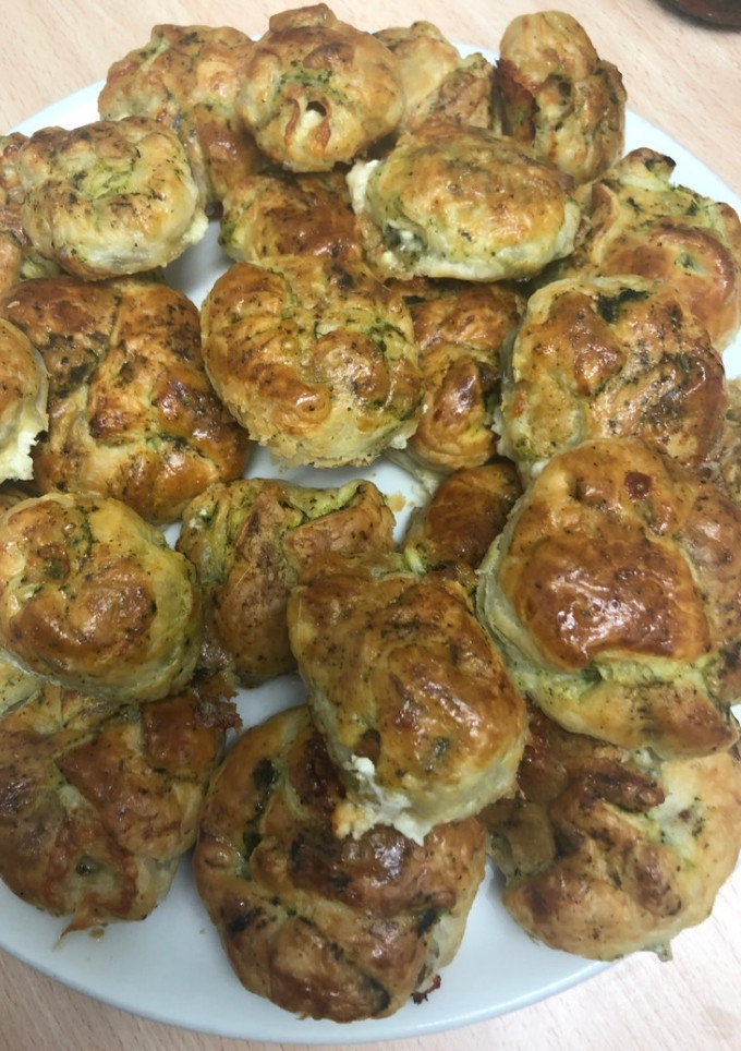 Una foto de 283. Saquitos de queso de cabra y ajos caramelizados (picoteo)