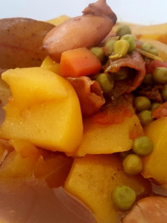 Una foto de Estofado de patata 🥔🥕 y calamarcitos