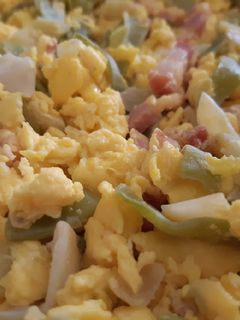 Foto de Ovos mexidos com bacon e feijão verde