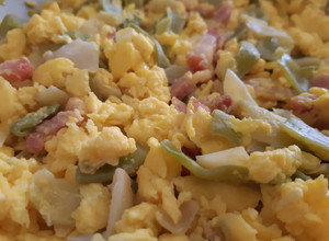 Foto de Ovos mexidos com bacon e feijão verde