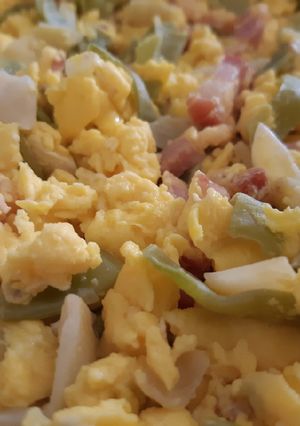 Foto de Ovos mexidos com bacon e feijão verde
