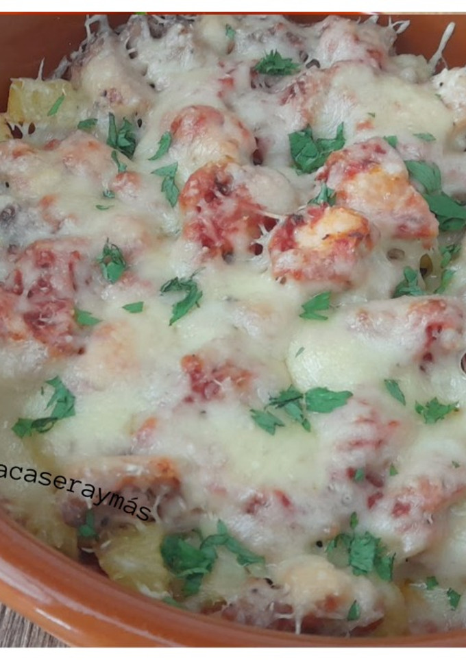 Una foto de Pollo con tomate gratinado
