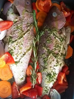 Una foto de Pescado 🐠 con vegetales