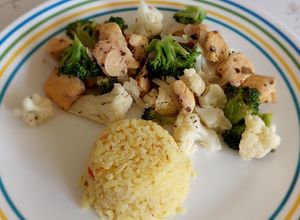 Una foto de Pollo con brócoli y coliflor