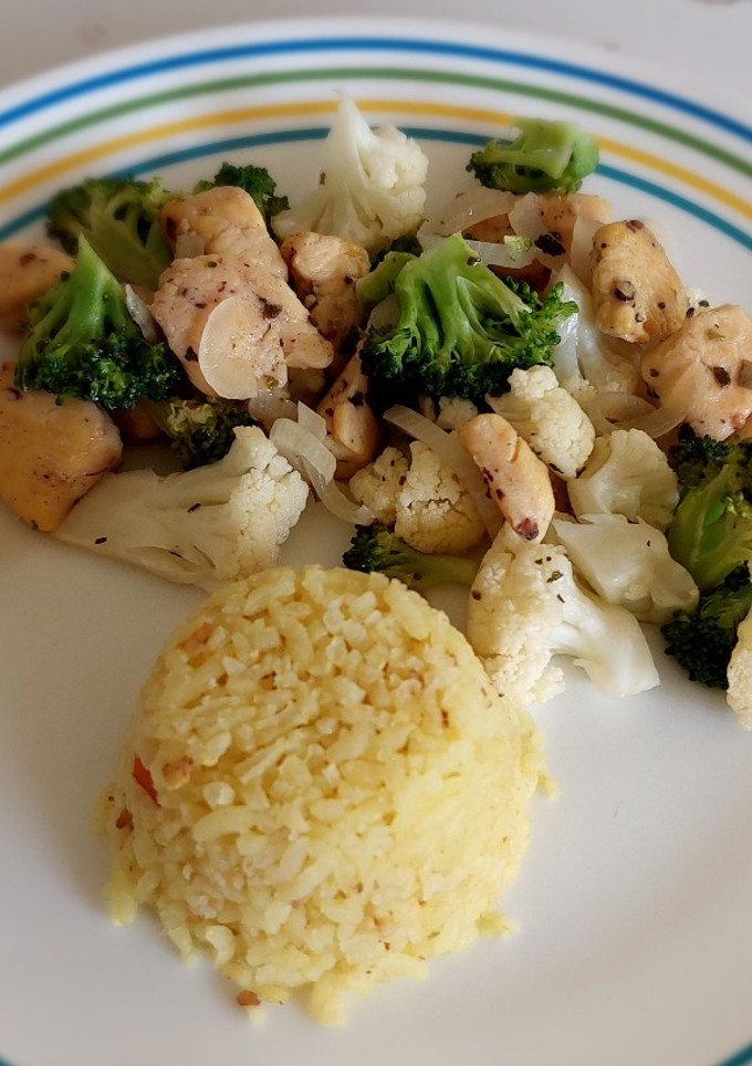 Una foto de Pollo con brócoli y coliflor