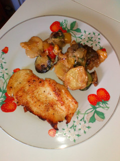 Una foto de Filetes de pollo con verduras grilladas