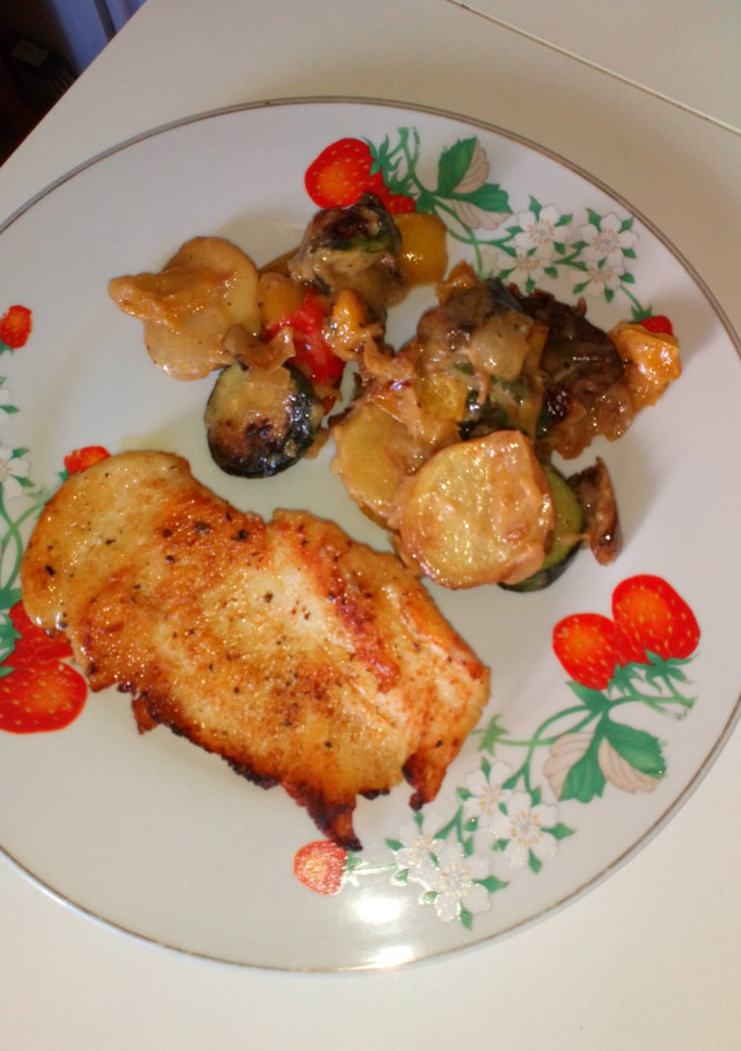 Una foto de Filetes de pollo con verduras grilladas