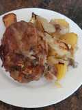 Codillo asado, con papas y cebolla